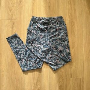 Blue/pink/black camouflage cropped leggings